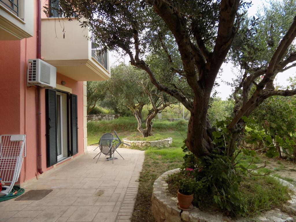 Kolona Apartments Lixouri Exterior foto