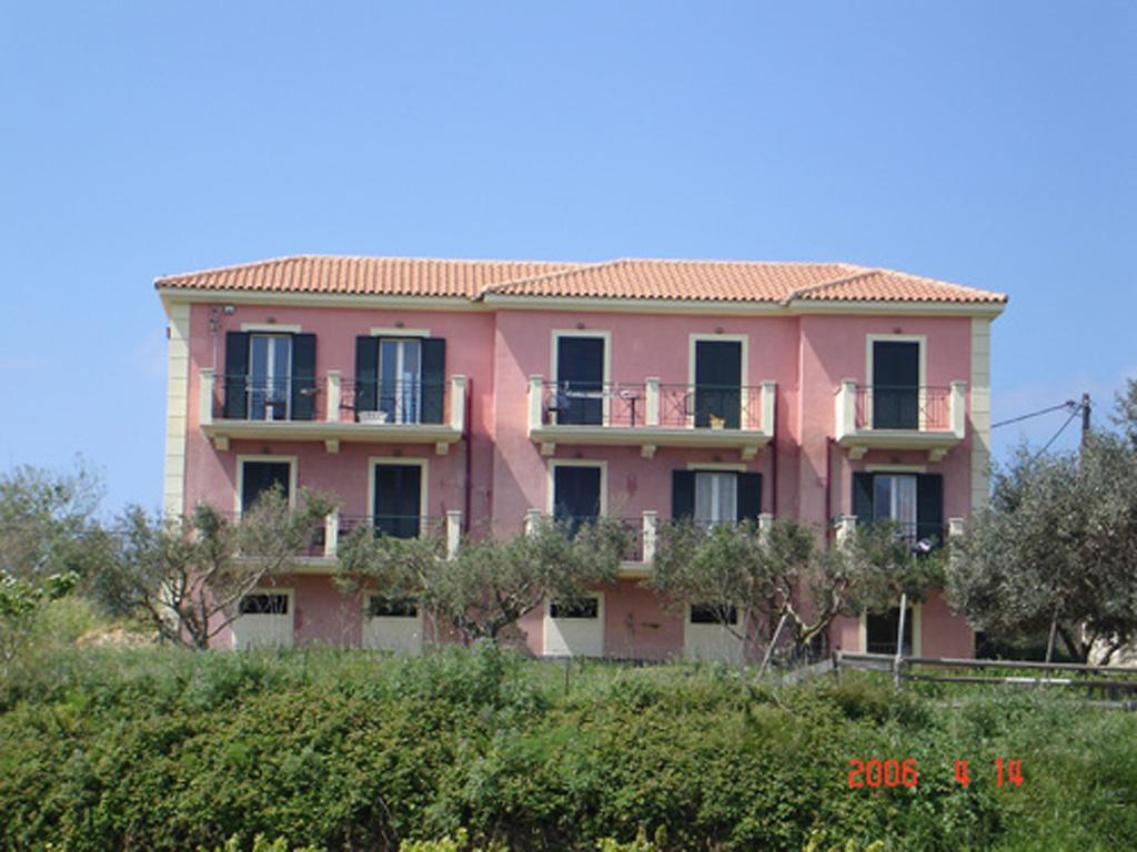 Kolona Apartments Lixouri Exterior foto